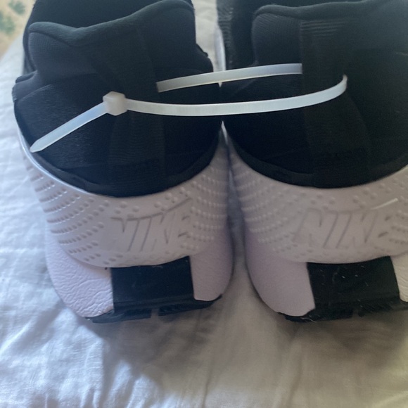 Nike Flyease Never Worn Hands Free Woman’s Sneakers - Picture 4 of 7